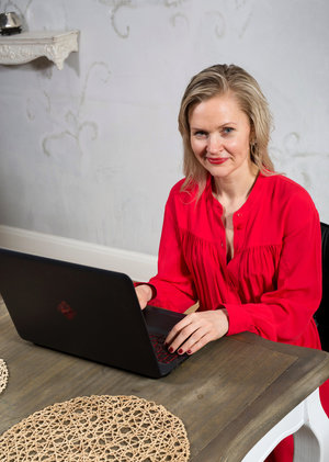 18 tear old schoolgirl Tiff Bannister takes selfies while disrobing in bedroom